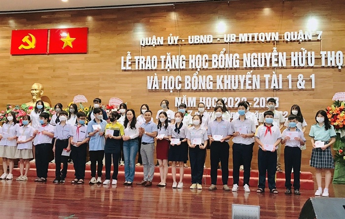 Tài trợ trao học bổng cho quận 7.