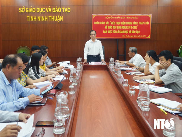 The Provincial People's Council delegation worked with the Department of Education and Training on the implementation of policies and laws on education.