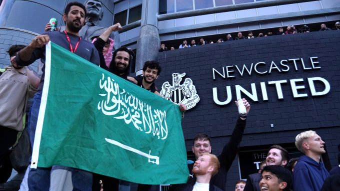 Les fans de Newcastle sont heureux lorsque PIF achète le club fin 2021.