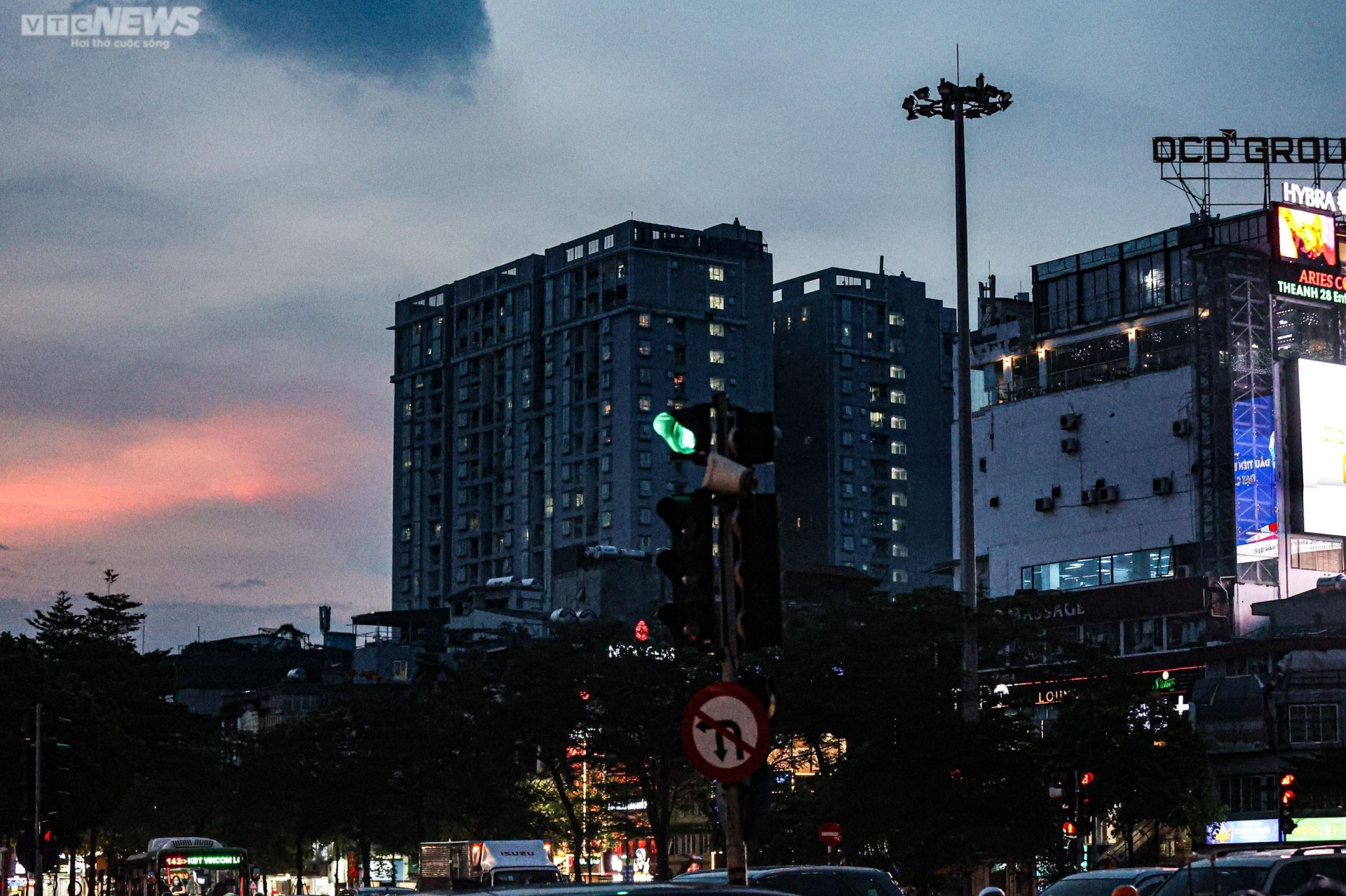 Power cut, Hanoi streets plunged into darkness - 3