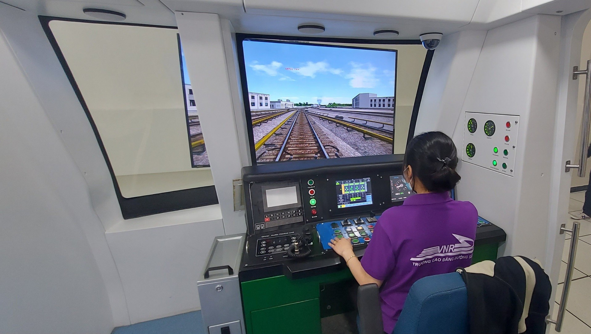 The only two female metro train drivers in Hanoi and Ho Chi Minh City photo 13