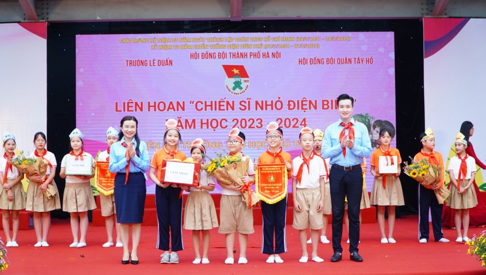 Secreto Secretario de la Unión Central de Jóvenes, Presidente del Consejo Central de Jóvenes Pioneros Nguyen Pham Duy Trang y Presidente del Consejo de la Unión de Jóvenes de la Ciudad de Hanoi Noi Dao Duc Viet premia a los miembros del equipo y a los niños