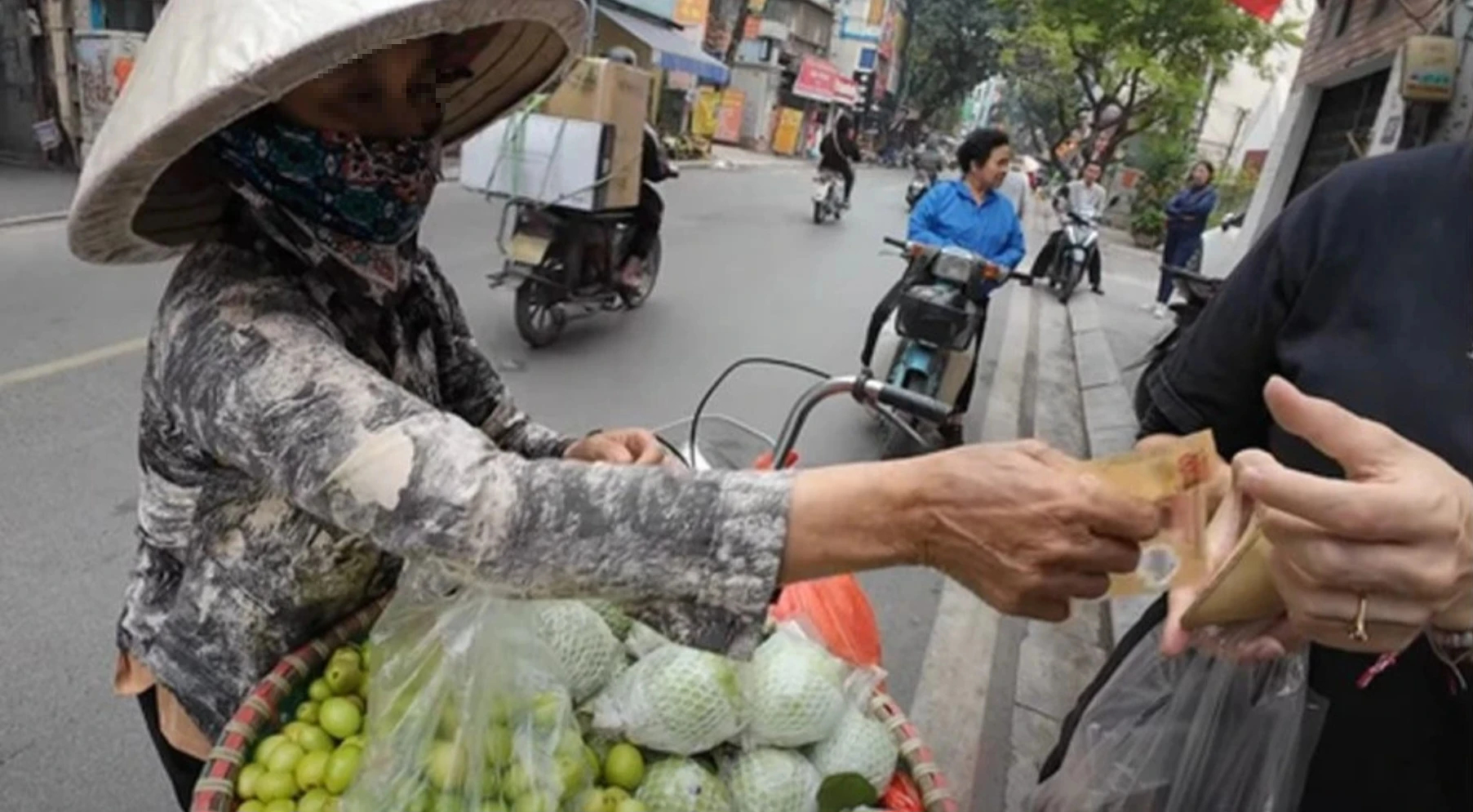 Hàng rong bủa vây, chặt chém du khách- Ảnh 1.