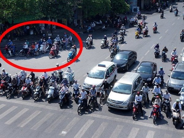 How much can I be fined for stopping in the shade at a red light?