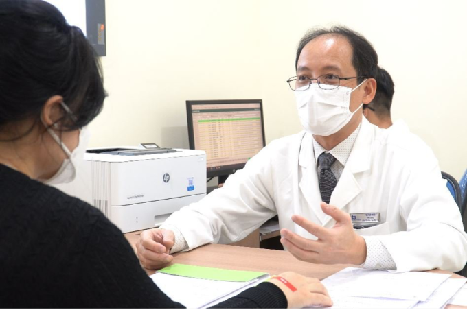 El Dr. Khanh atiende a pacientes en el Hospital General Tam Anh, Hanoi. Foto: Trung Vu