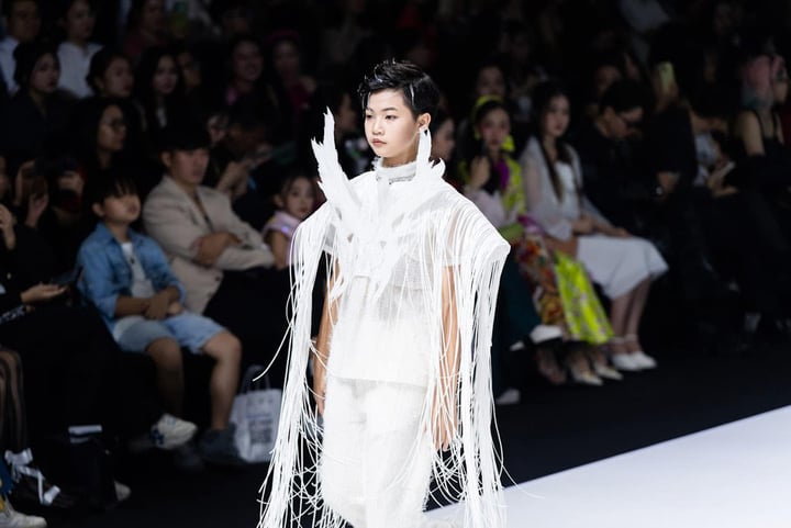 11-year-old child model confidently walks on the catwalk with Thanh Hang - 1