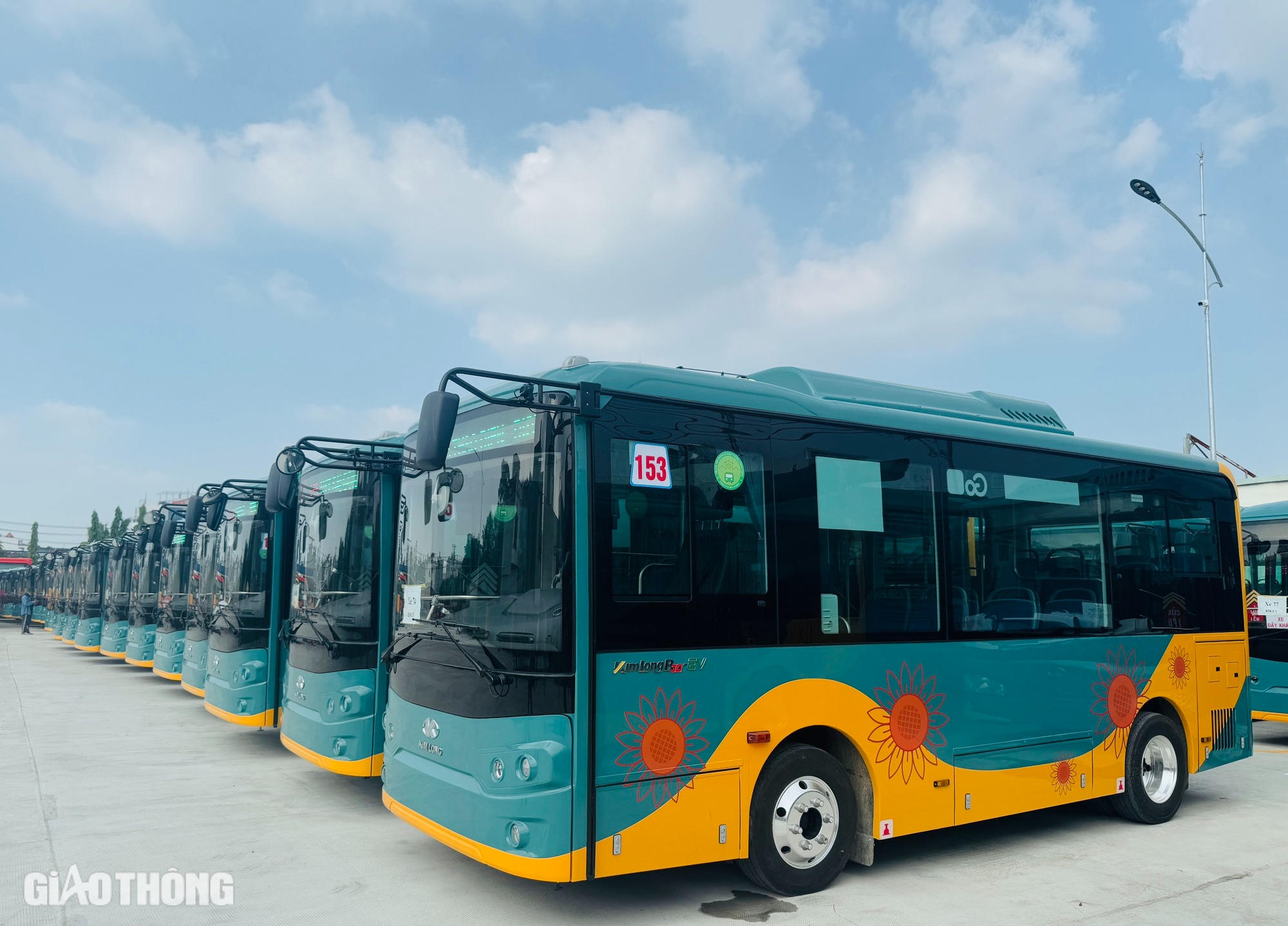 Cận cảnh đoàn xe buýt điện phục vụ metro số 1 cập bến TP.HCM- Ảnh 1.