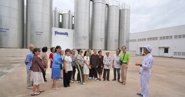 Customers using Vinamilk for more than 40 years, impressed by the modern, closed super factory