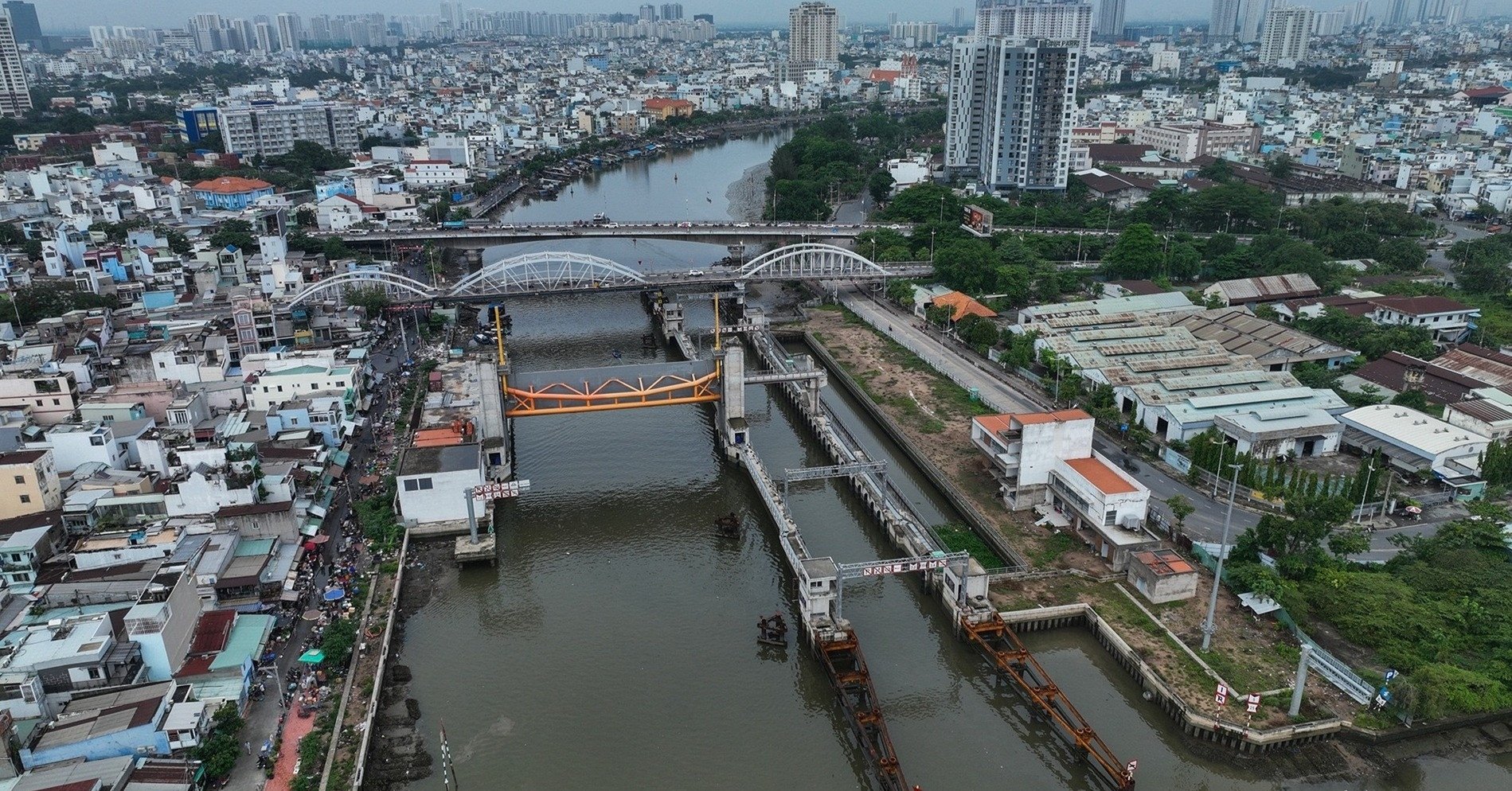 នាយករដ្ឋមន្ត្រីស្នើរុះរើជាបន្ទាន់នូវឧបសគ្គសម្រាប់គម្រោងការពារទឹកជំនន់ 10.000 ពាន់លានដុង