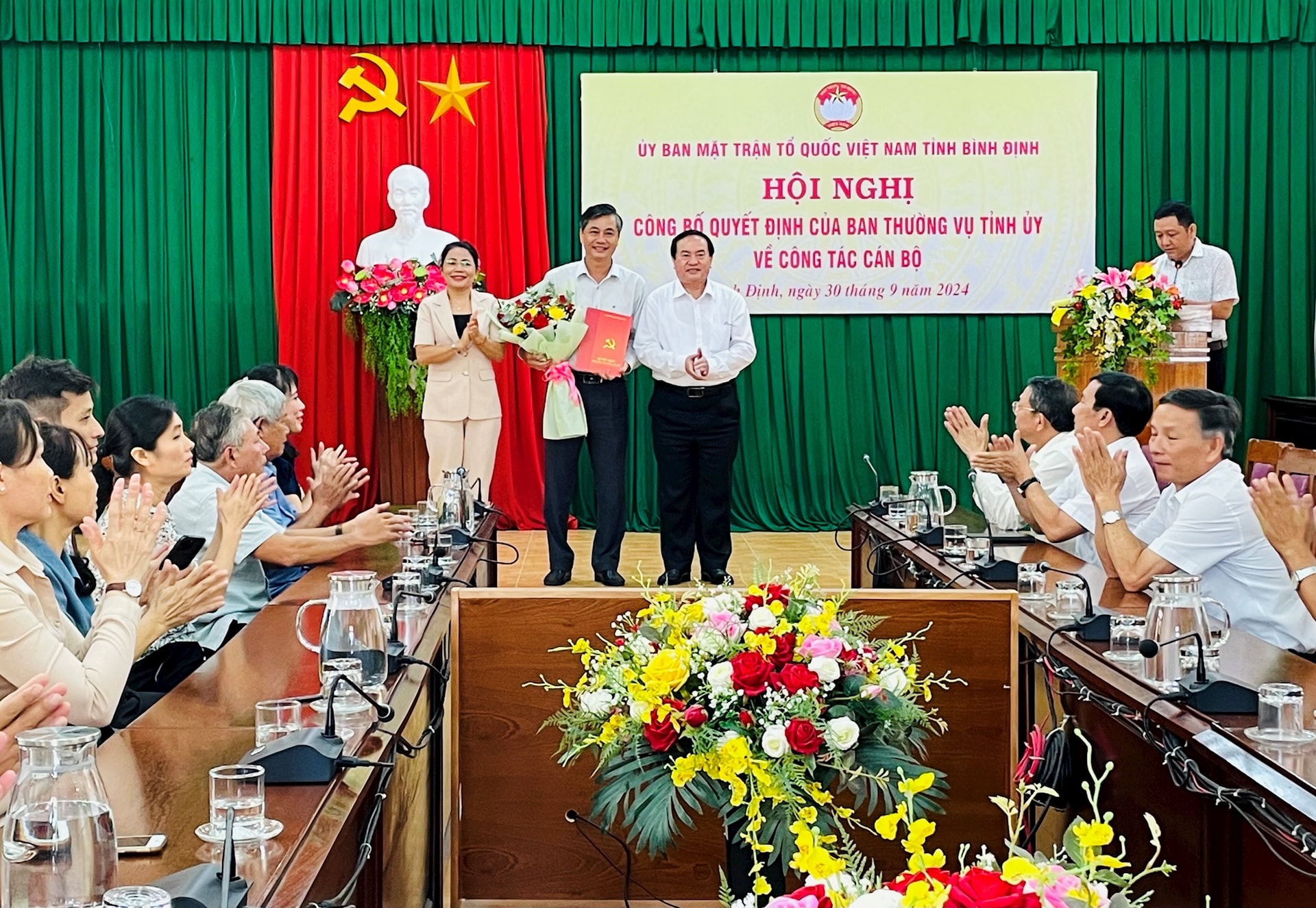 El jefe del Comité Organizador del Comité Provincial del Partido de Binh Dinh, Nguyen Gio, presentó la decisión de nombramiento del Sr. Huynh Cao Nhat como nuevo Vicepresidente del Comité del Frente de la Patria de Vietnam de la provincia de Binh Dinh.