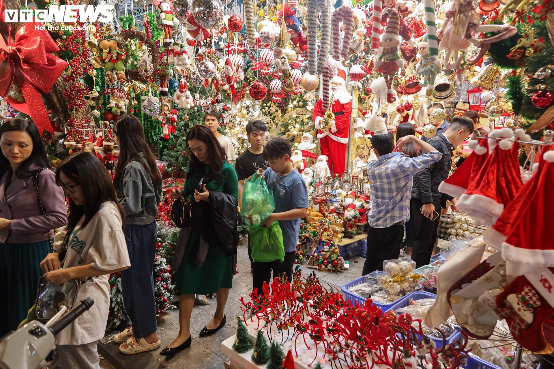 Christmas 2023 decorations are sold everywhere, Hanoi streets are colorful - 17