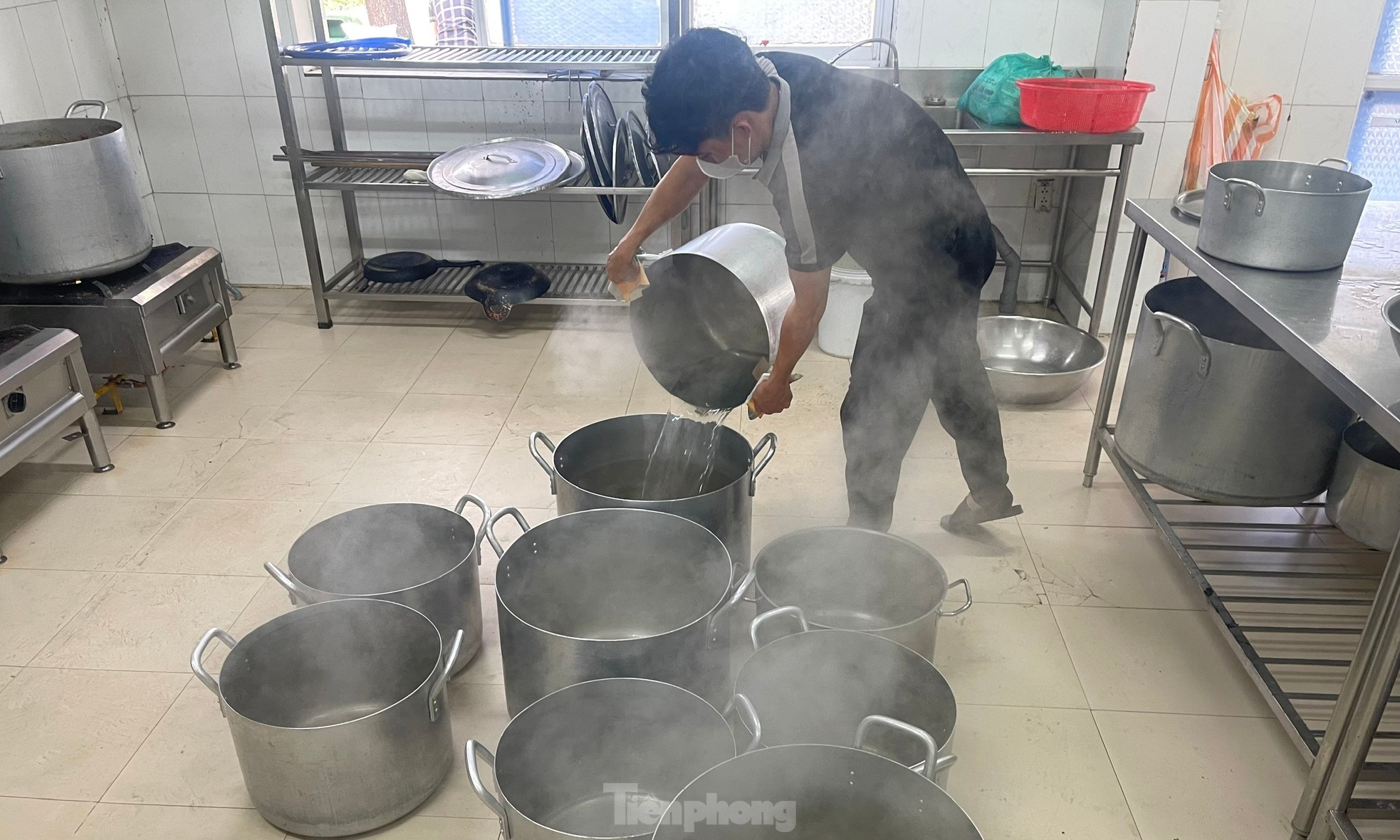 Jeune homme passionné par la cuisine pour les patients photo 4