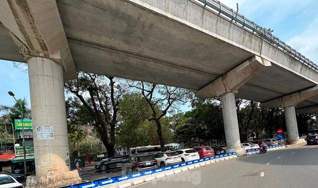 ภาพระยะใกล้ของที่จอดรถสำหรับผู้โดยสารรถไฟจากสถานีรถไฟ Nhon - Hanoi ภาพที่ 4