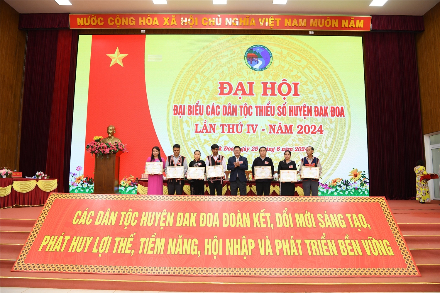 Huyện Đak Đoa khen thưởng cho 19 tập thể, cá nhân đã có thành tích xuất sắc trong công tác dân tộc và thực hiện chính sách dân tộc 