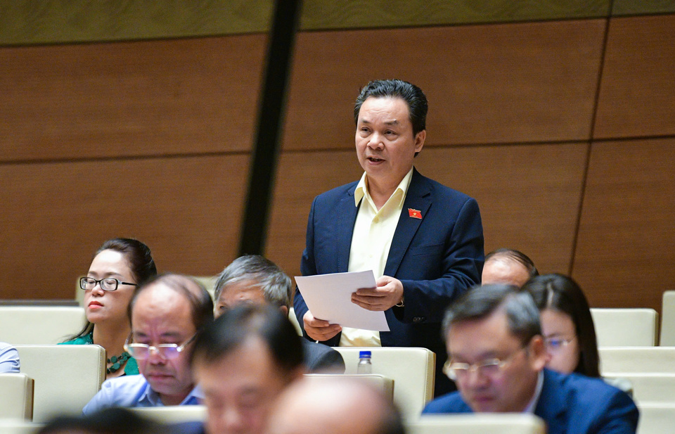 Der Delegierte der Nationalversammlung, Hoang Van Cuong (Delegation der Nationalversammlung der Stadt Hanoi), sprach im Saal. Foto: Quochoi.vn