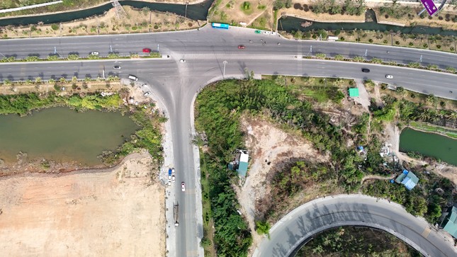 Gros plan du terrain pour construire un centre commercial de 5 200 milliards de VND à Ha Long photo 11