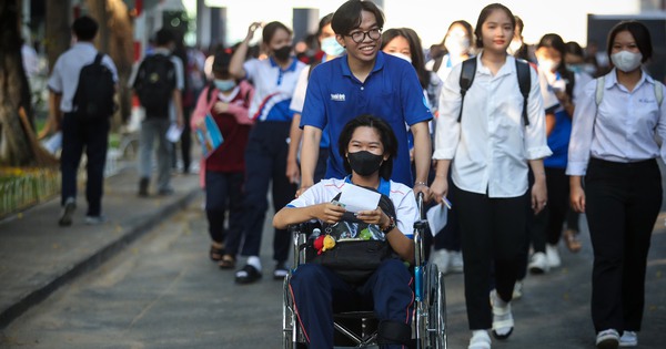 Les parents attendent leurs enfants au soleil, les élèves en fauteuil roulant passent l'examen d'évaluation des compétences