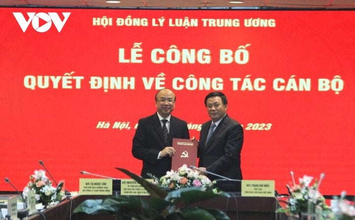 El director de la Academia Nacional de Política de Ho Chi Minh, Nguyen Xuan Thang, presentó la decisión del Politburó al Sr. Phan Chi Hieu.