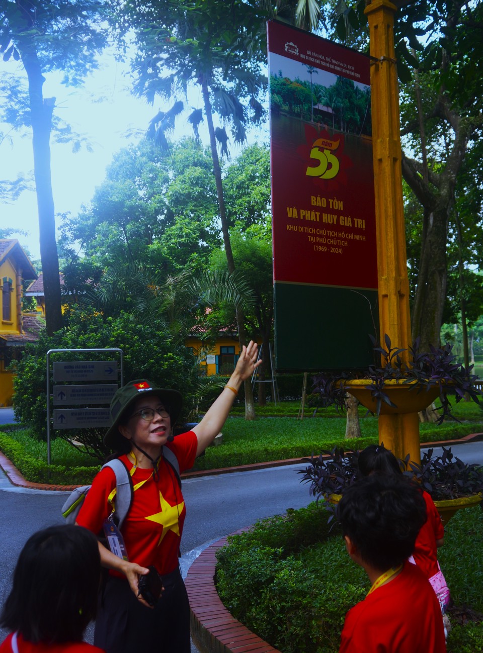 Dr. Do Ngoc Luyen introduces overseas Vietnamese children in Korea to the Presidential Palace relic. Photo: Viet Anh