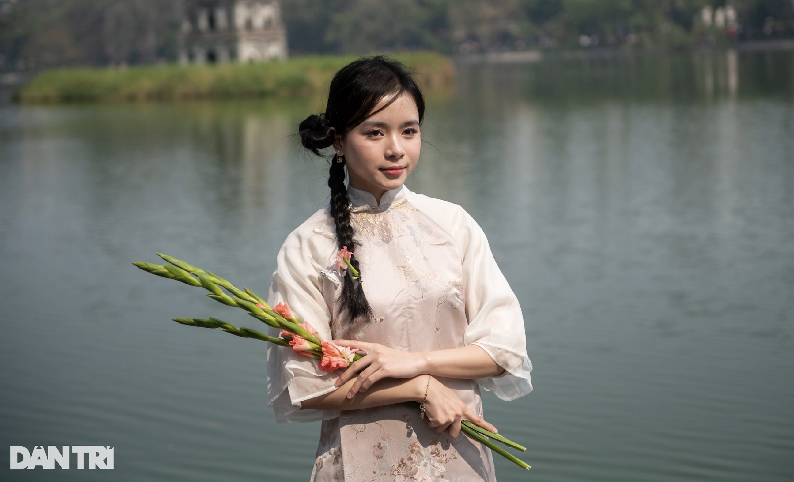 Jugendliche aus Hanoi machen am Neujahrstag Fotos in Ao Dai