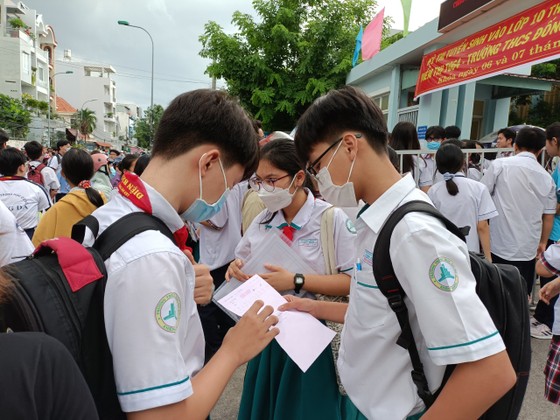 Đề thi môn Ngoại ngữ "dễ thở", thí sinh phấn khởi kết thúc ngày thi đầu tiên ảnh 1