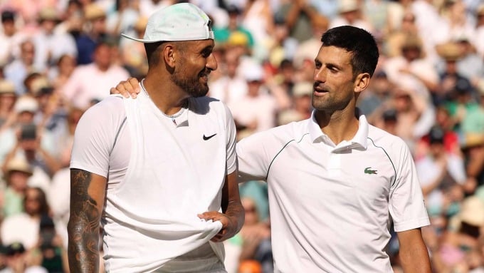 Djokovic (phải) thắng Kyrgios sau bốn set ở chung kết Wimbledon 2022. Ảnh: AP