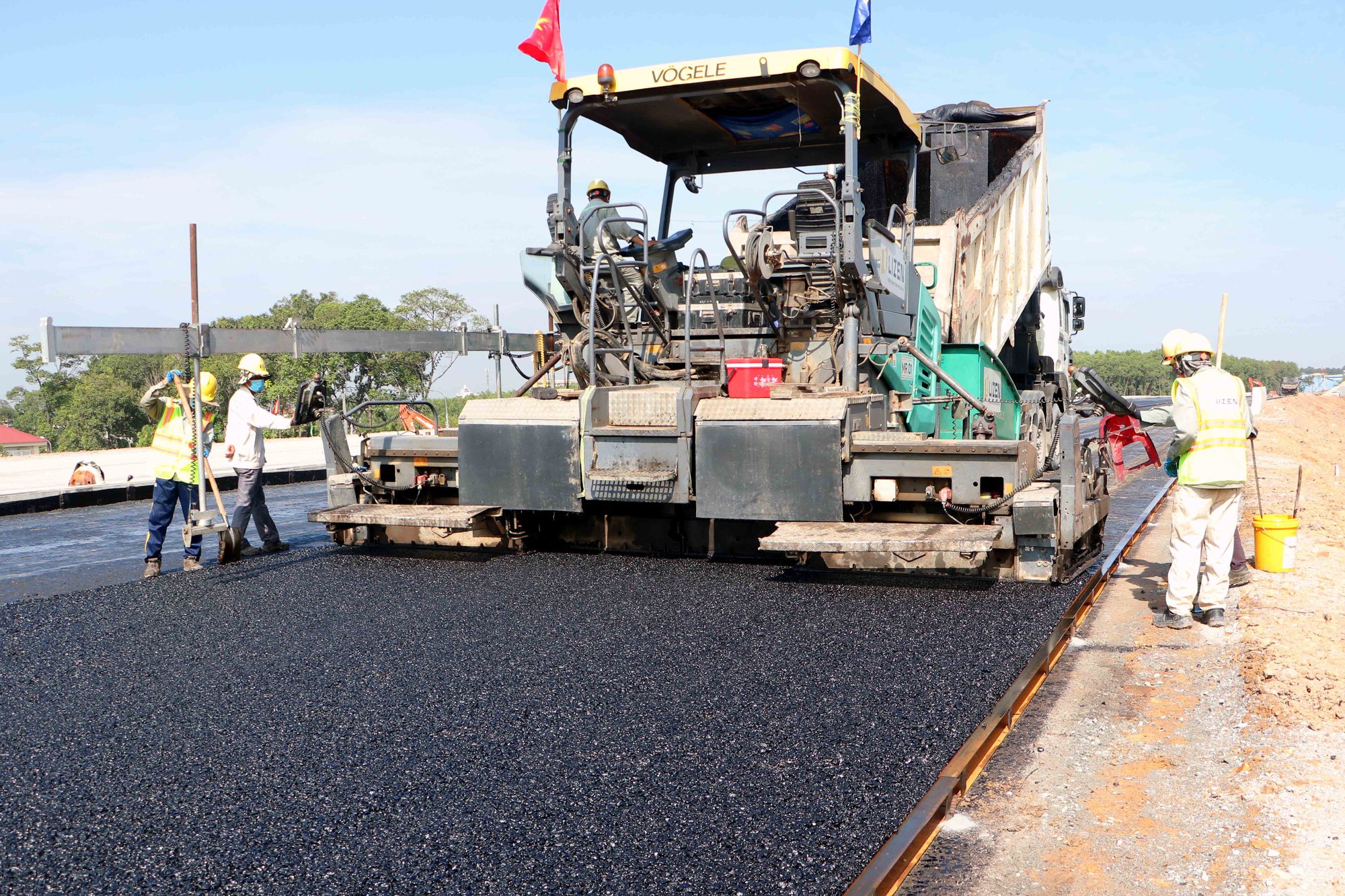 Cao tốc Biên Hòa - Vũng Tàu qua Đồng Nai bắt đầu thảm nhựa - Ảnh 2.