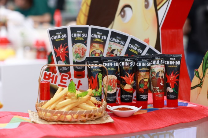 Damit Feinschmecker viele verschiedene Geschmacksrichtungen gleichzeitig genießen können, ist die Chin-su-Chilisauce in einer Tube erhältlich, zusätzlich zur typischen Chin-su-Chilisaucenflasche. Foto von : Masan