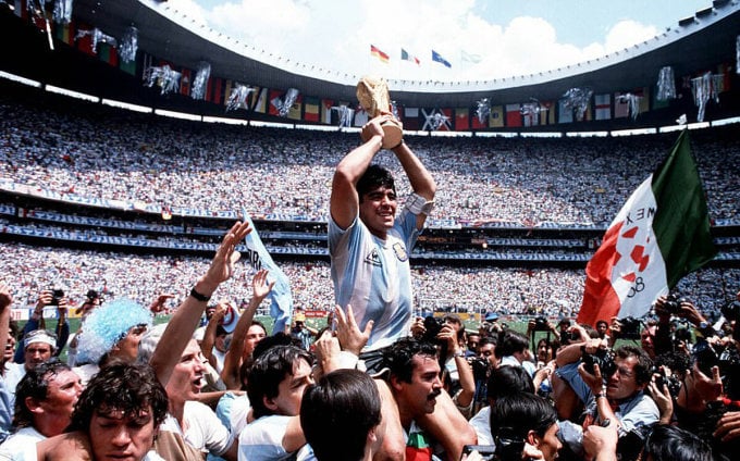 Maradona porté par ses coéquipiers et ses supporters après avoir aidé l'Argentine à remporter la Coupe du monde 1986. Photo : Sports Photography