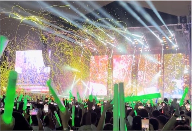 The stadium is glowing with the prosperous green of thousands of glowing LED bars. Photo: VPBank