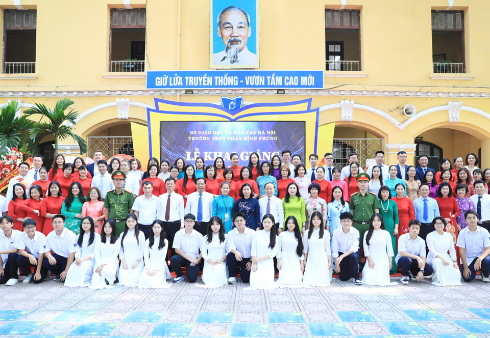 La subsecretaria permanente del Comité del Partido de Hanoi, Nguyen Thi Tuyen, se tomó una foto de recuerdo con profesores y estudiantes de la escuela secundaria Phan Dinh Phung. 