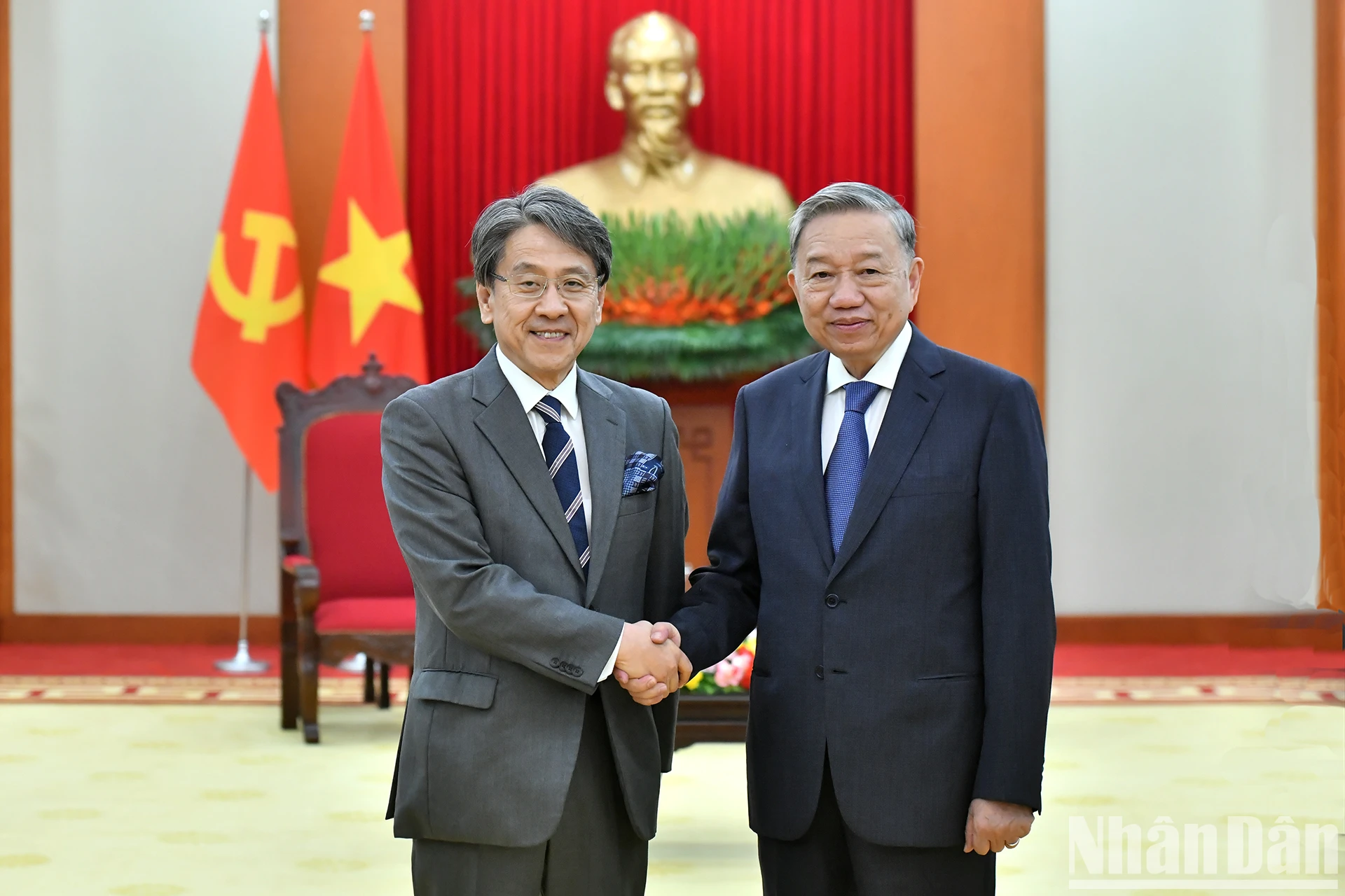 [Photo] General Secretary To Lam receives Chairman of the Board of Directors of the Japan Bank for International Cooperation photo 1