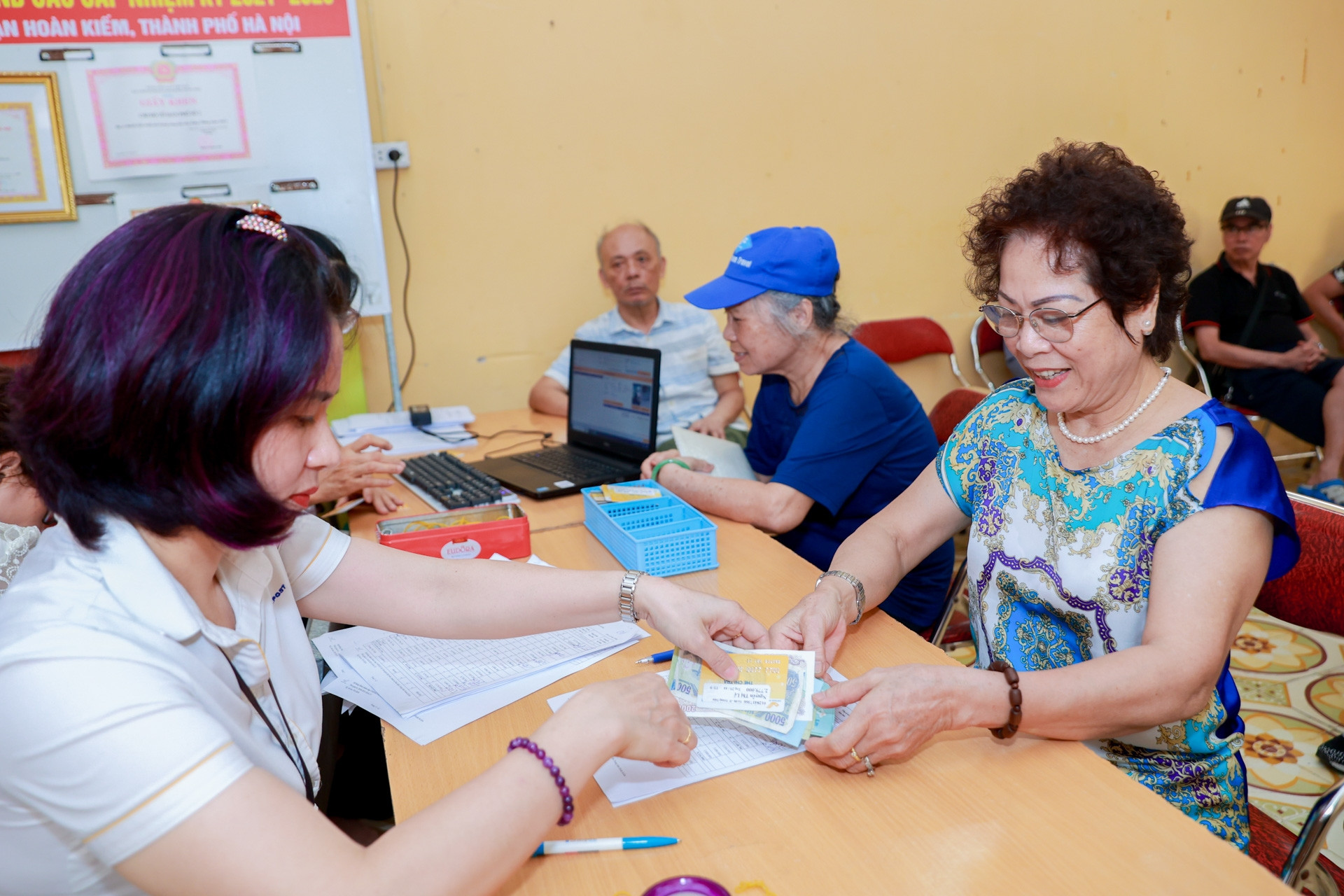 Augmenter officiellement de 15 % les pensions et les prestations sociales