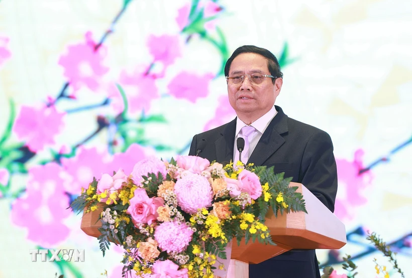 นายกรัฐมนตรี Pham Minh Chinh แสดงความยินดีกับเอกอัครราชทูตและหัวหน้าองค์กรระหว่างประเทศในเวียดนามเนื่องในโอกาสวันปีใหม่ (ภาพ: ดวง เซียง/VNA)