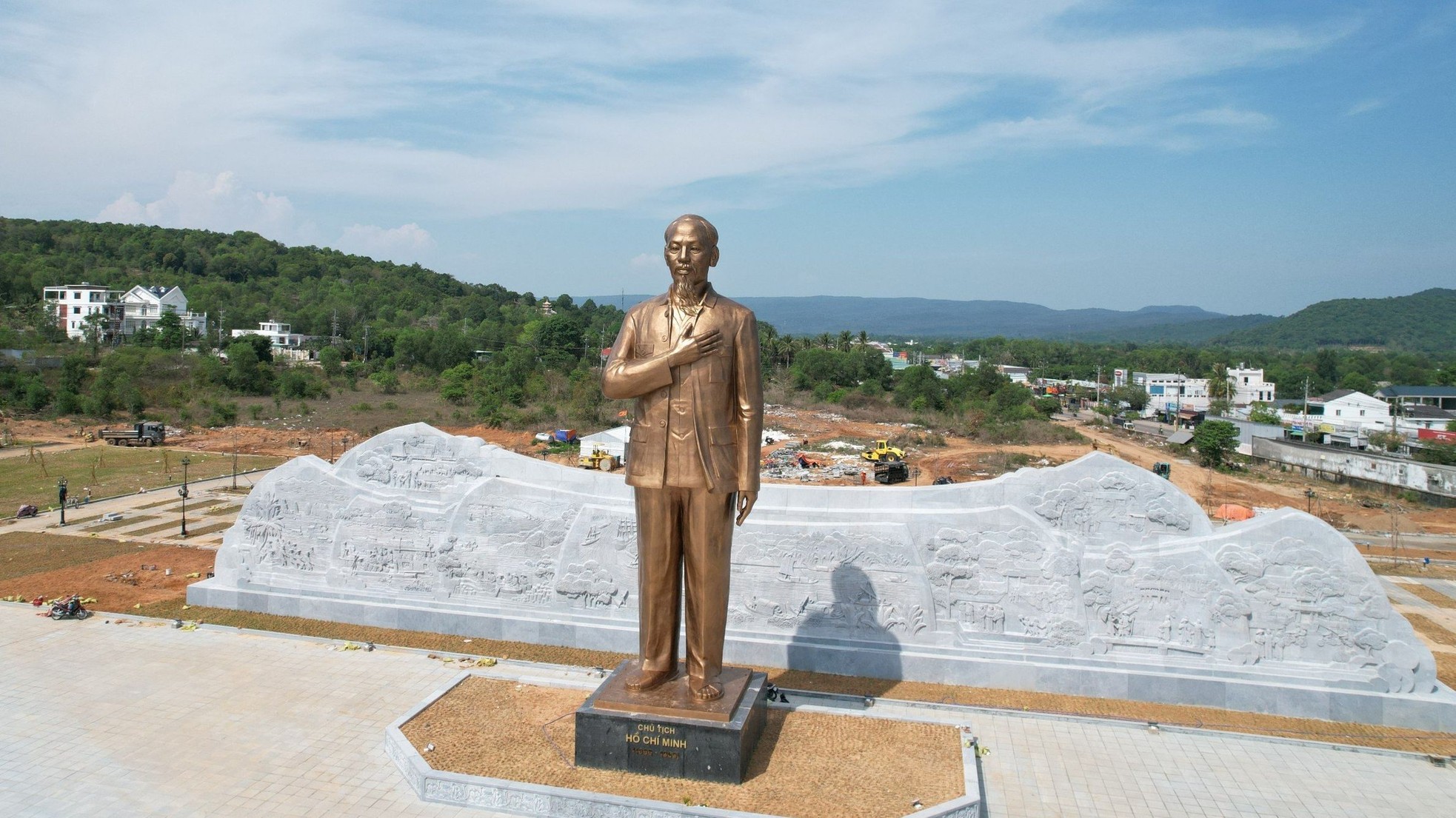 취임식 전 푸꾸옥의 호 삼촌 기념비 사진 3