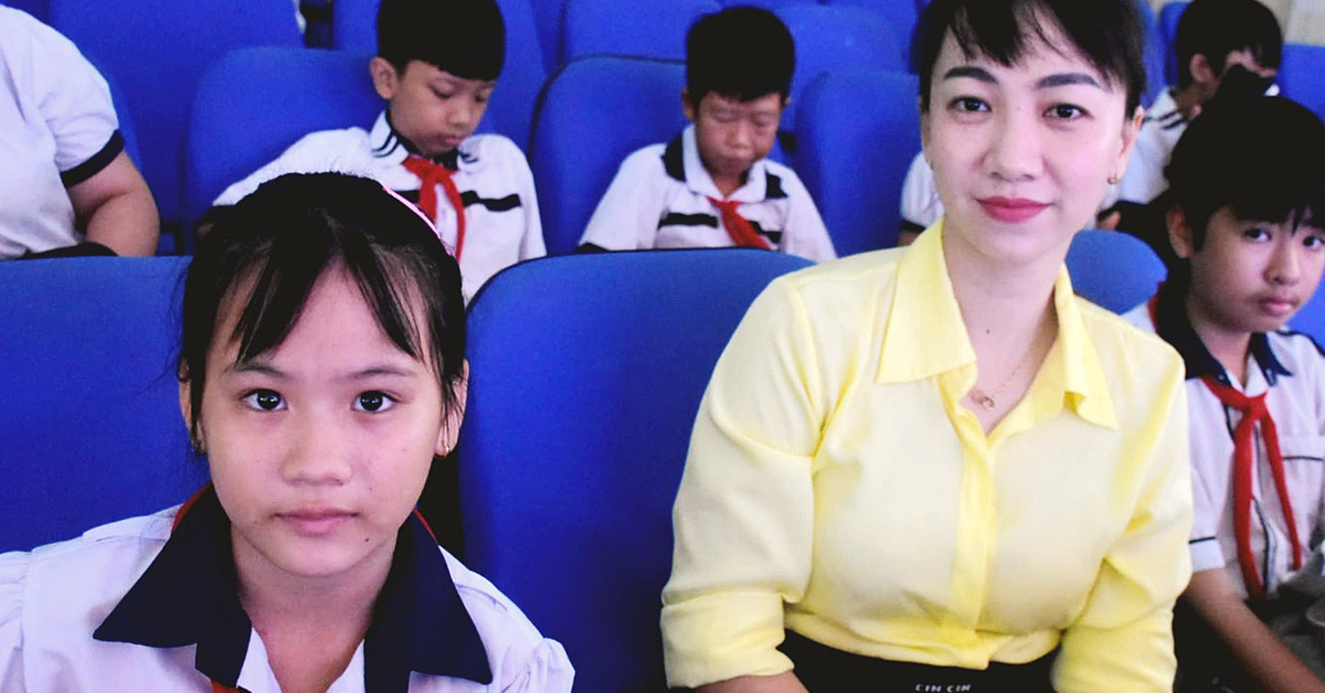 La ciudad de las flores amarillas y el césped verde recibe a 180 profesores, estudiantes y alumnos: ¿Sabe papá en el cielo que su hijo recibe apoyo para ir a la escuela?