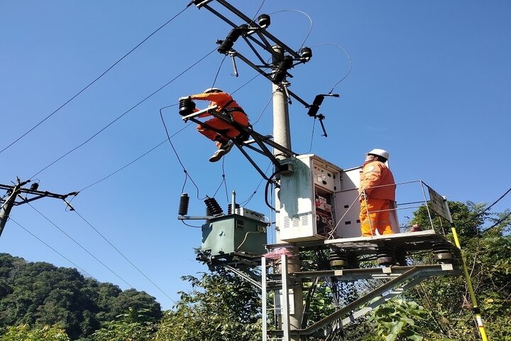 Mitarbeiter von Na Ri Power führen im Umspannwerk eine Störungsbehebung durch.