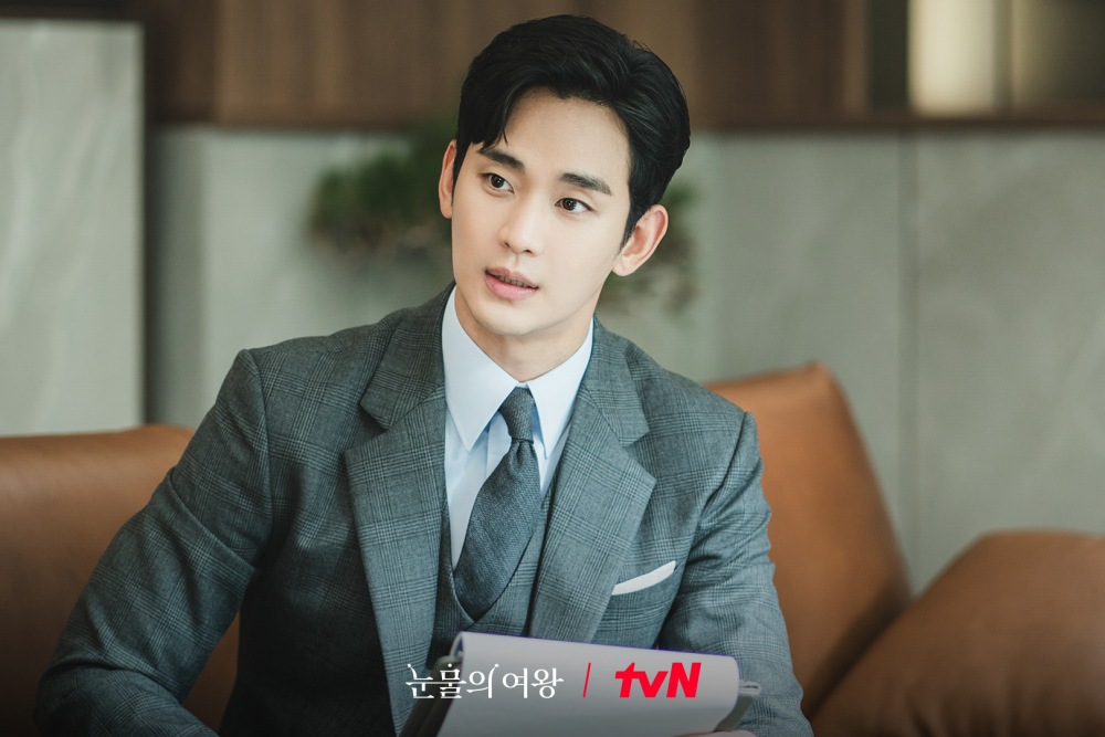 김수현은 정장을 입은 왕자처럼 잘생겼다. 사진: tvN
