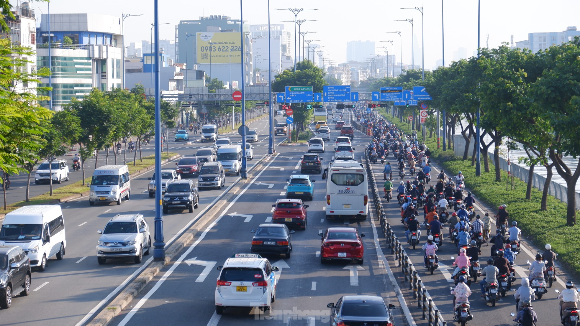 Kẹt xe khắp các ngả đường, người dân TPHCM chật vật di chuyển ảnh 2