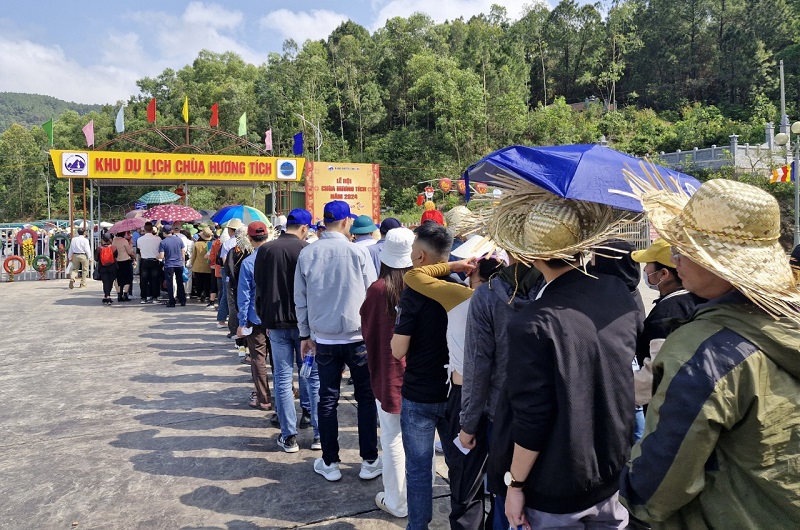 The shortcomings and inadequacies in tourism services at Huong Tich Pagoda are being promptly rectified and overcome, creating an attractive and meaningful destination for tourists from all over the world at the beginning of the new spring.