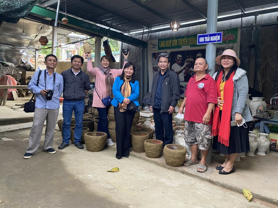 Tourists visit My Thien pottery facility.