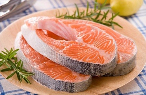 Cá hồi giàu acid omega-3 tốt cho nguoiwf bệnh gan nhiễm mỡ.