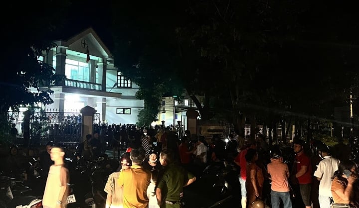 La gente se reunió en la sede del Equipo de Gestión de Electricidad de Lao Bao para exigir aclaraciones sobre las sospechas de robo de información personal el 9 de agosto. (Foto: MT)