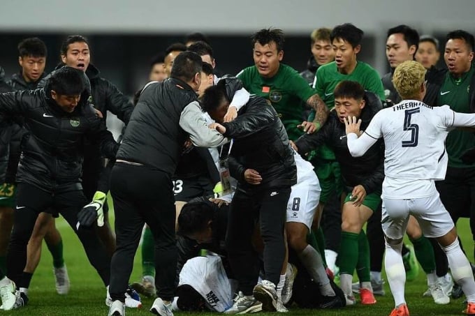 Leon James (camiseta blanca) fue golpeado después de chocar con Yao Junsheng (camiseta negra del medio). Foto: AFP