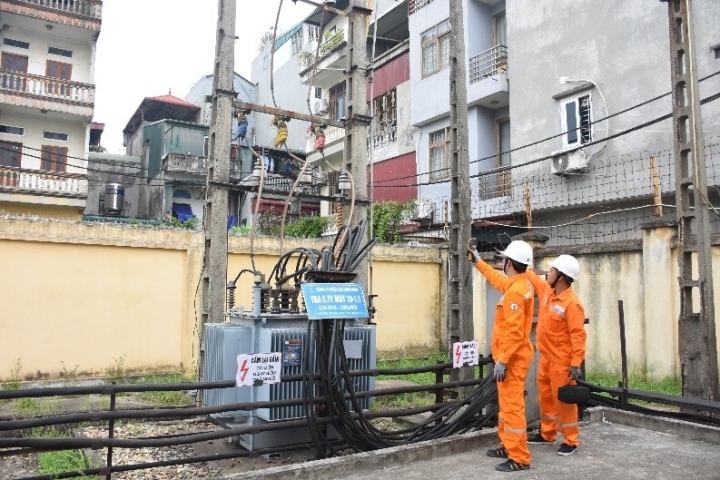 Vérification des transformateurs de gros clients dans le district de Long Bien.