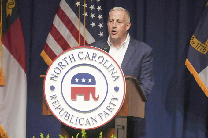 Der Vorsitzende der Republikanischen Partei North Carolinas, Michael Whatley, spricht am 9. Juni 2023 in Greensboro, North Carolina. Foto: AP