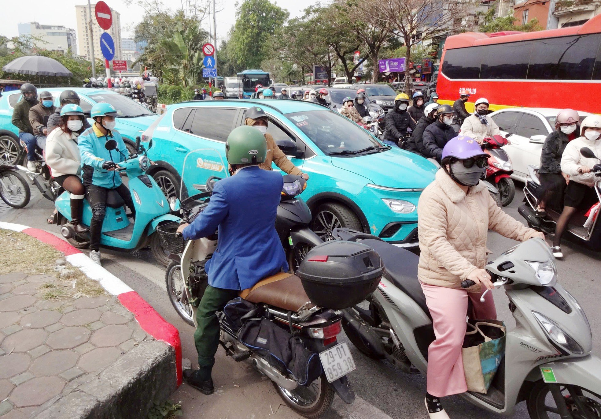 On weekends, many roads in Hanoi are congested for a long time, photo 3