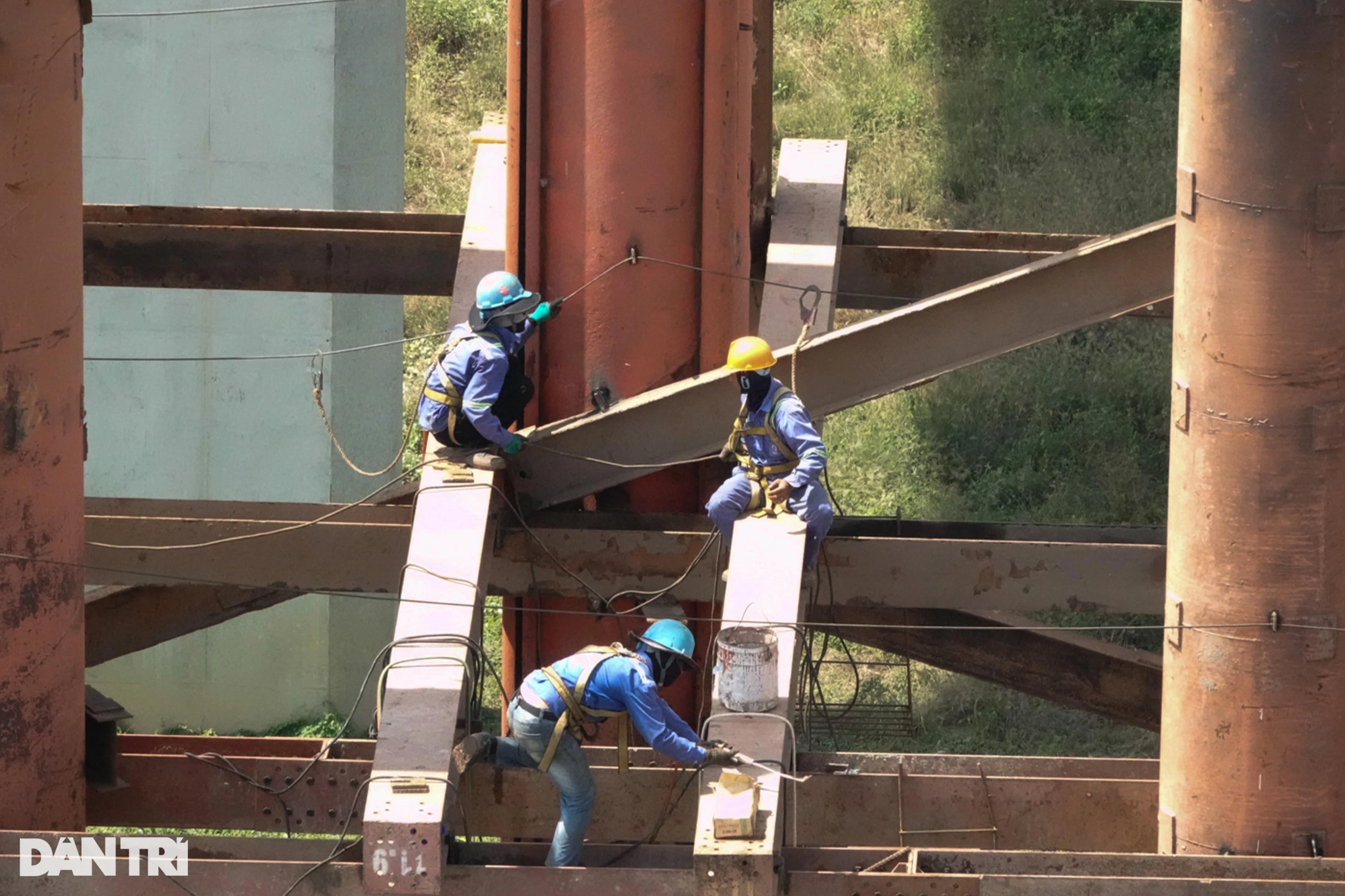 Công nhân cầu Mỹ Thuận 2 oằn mình làm việc dưới cái nắng thiêu đốt - 8