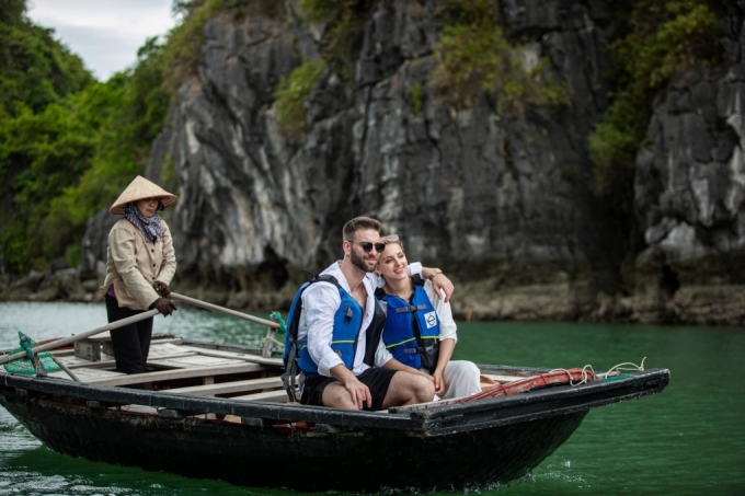 Touristen besuchen die Halong-Bucht. Foto: Lux Cruises