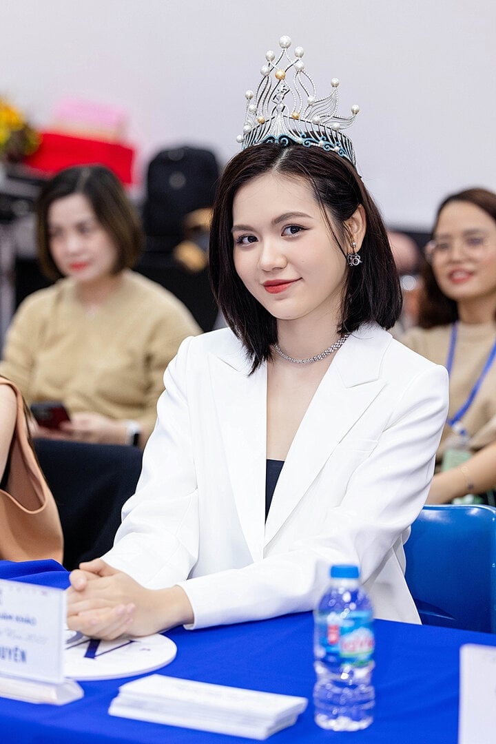 Miss Luong Ky Duyen sits on the judge's chair.